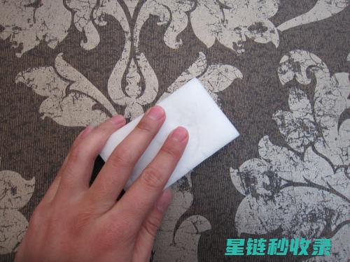 墙纸边缘油渍清除：细致入微的清洁艺术 (墙纸边缘油渍怎么去除)