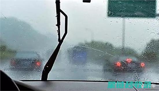 如何保持雨刮器清洁？一招教你轻松搞定！ (如何保持雨刮器立起来)